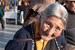 Alte Frau mit Gehstock Tibet